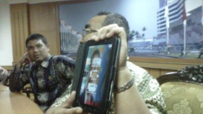 Arifinto (PKS) dan komputer tablet Galaxy Tab-nya