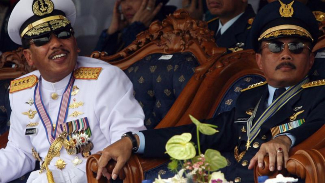  Panglima TNI Laksamana Agus Suhartono (kiri) dan Kasau Imam Sufaat