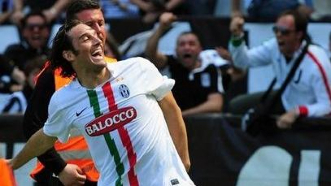 Luca Toni (Juventus) merayakan gol kemenangan atas Genoa
