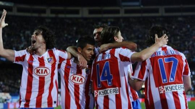 Pemain Atletico Madrid merayakan gol Sergio Aguero (10)