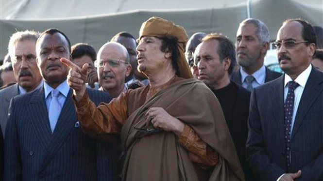 Muammar Khadafi bersama delegasi Uni Afrika di Tripoli, 10 April 2011