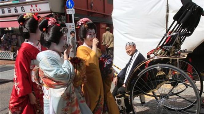 Sejumlah perempuan Jepang memakai jubah tradisional di Tokyo