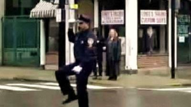 Tony Lepore, polisi AS berjoget mengatur lalu lintas