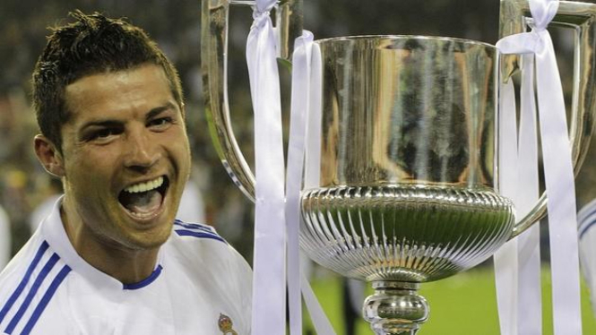 Cristiano Ronaldo mengangkat Piala Raja