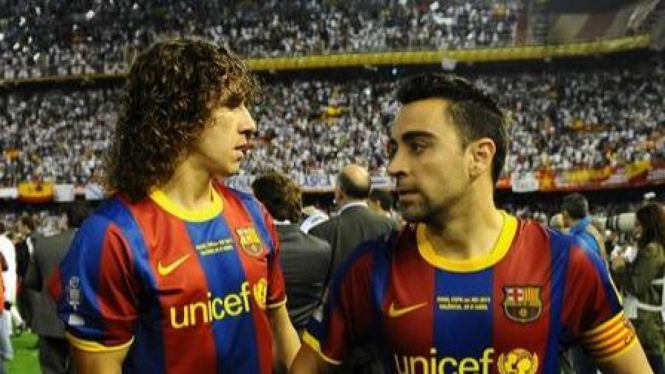 Xavi (kanan) dan Carles Puyol