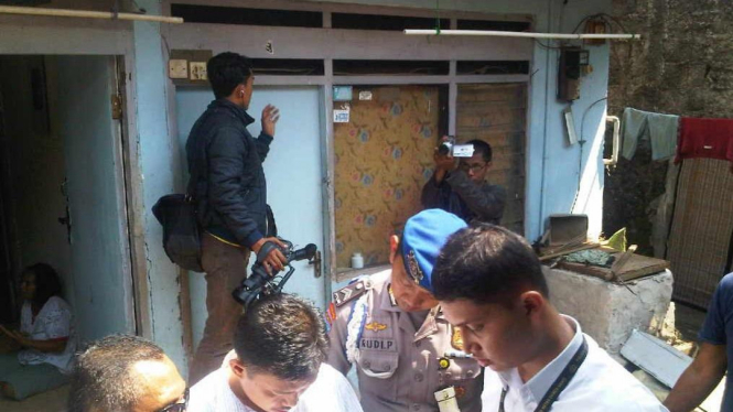 Rumah terduga pelaku bom buku digerebek (Sandy Alam Mahaputra | VIVAnews)