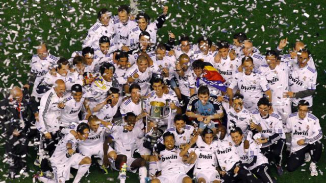 Real Madrid merayakan kemenangan atas Barcelona FC.