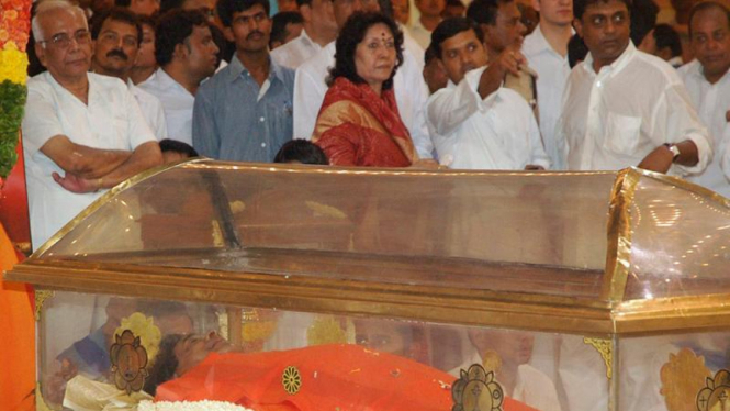 Sathya Sai Baba meninggal dunia