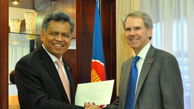 Ambassador David Carden with ASEAN Secretary-General, Surin Pitsuwan