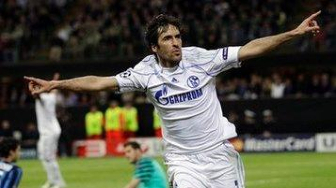 Raul Gonzalez di Schalke