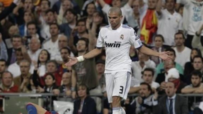 Pepe (Real Madrid/putih) dan Daniel Alves