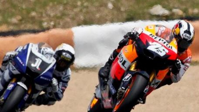 Dani Pedrosa (26) ungguli Jorge Lorenzo (1) di Estoril