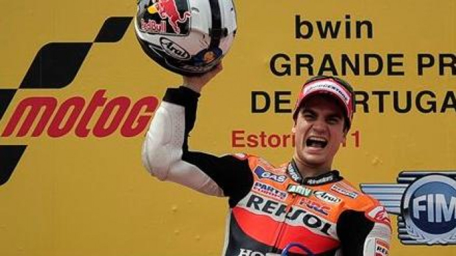 Dani Pedrosa merayakan kemenangan di MotoGP Portugal