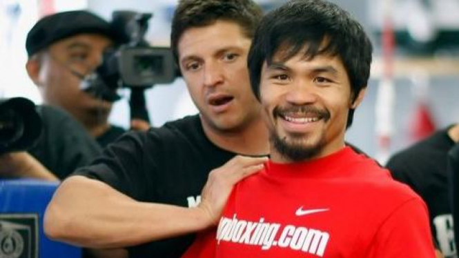 Manny Pacquiao (merah) dengan Alex Ariza