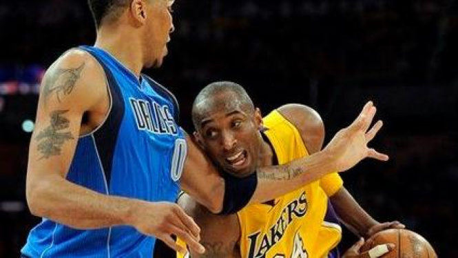 Kobe Bryant (Lakers/kuning) berusaha melewati Shawn Marion