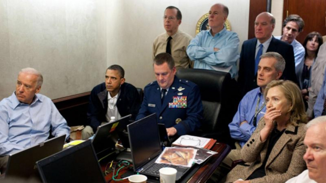Presiden AS Barack Obama memantau operasi militer terhadap Osama bin Laden