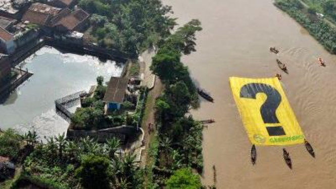 Greenpeace gelar spanduk raksasa di Citarum protes limbah