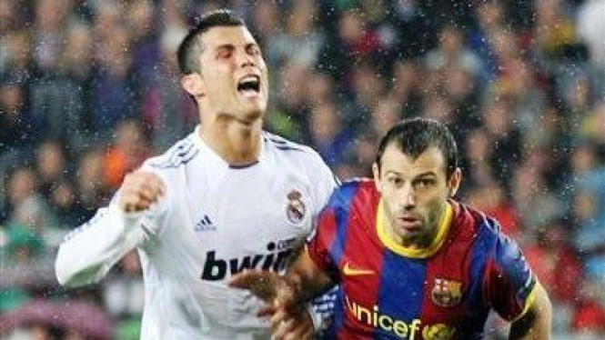 Cristiano Ronaldo (kiri) dan Javie Mascherano