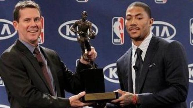 Derrick Rose (kanan) menerima trofi Maurice Podoloff