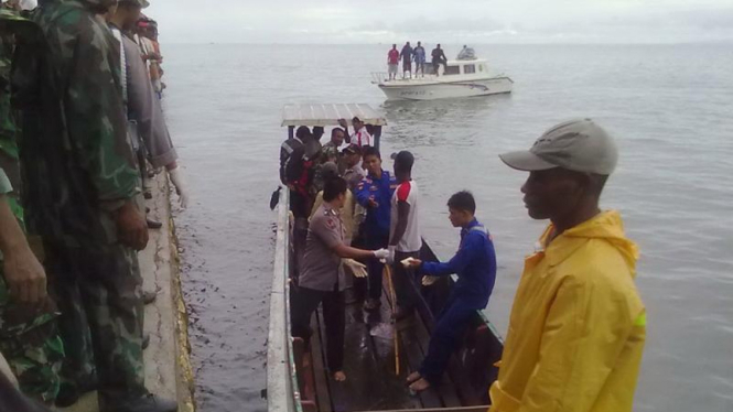 Aparat Kepolisian mengevakuasi korban jatuhnya pesawat Merpati MA-60