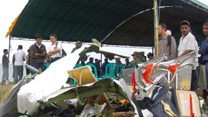 Serpihan pesawat Merpati MA 60 yang jatuh ke laut di Kaimana, Papua Barat.