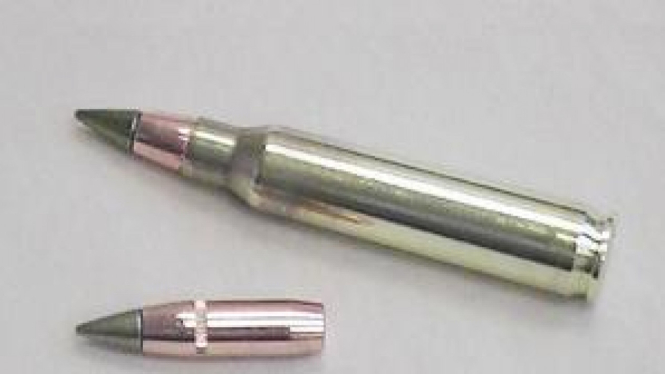 M855 (atas), peluru yang telah digunakan sejak 1980an.