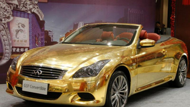 Mobil berlapis emas