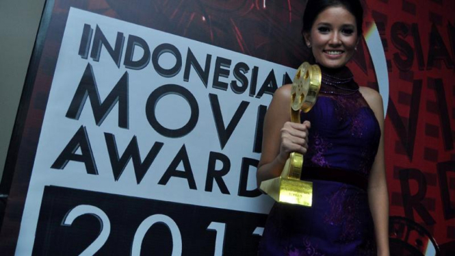 Titi Sjuman, pemeran Dewi dalam The Window, pernah mendapatkan Indonesia Movie Award.