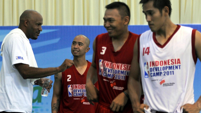 Ron Harper (paling kiri) dan para pemain Timnas basket