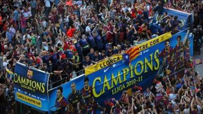 Pemain Barcelona merayakan sukses menjuarai La Liga