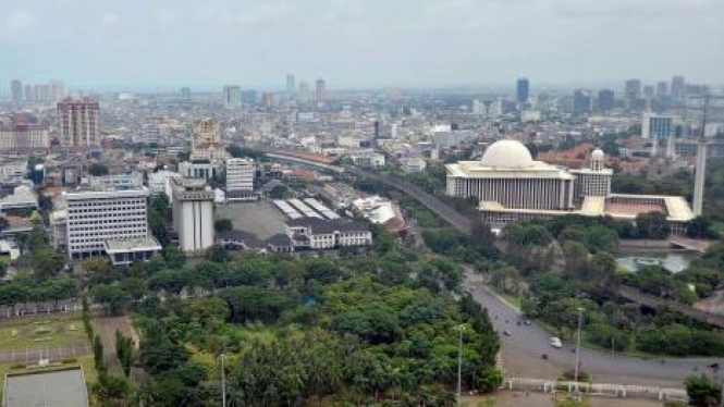 Jalan Medan Merdeka Utara dilatari Masjid Istiqlal, Jakarta