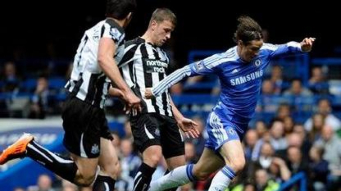 Fernando Torres (Chelsea/biru) dapat kawalan pemain Newcastle