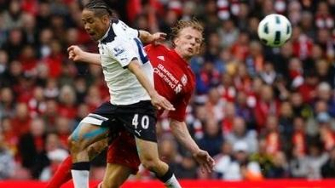 Pemain Liverpool Dirk Kuyt (merah) dan pemain Tottenham Steven Pienaar 