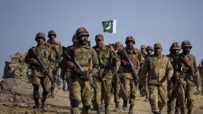 Tentara Pakistan tengah berjaga.
