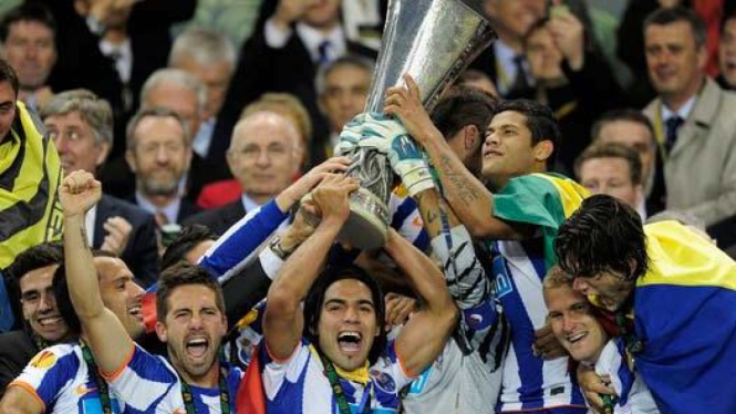 Pemain FC Porto mengangkat trofi Europa League