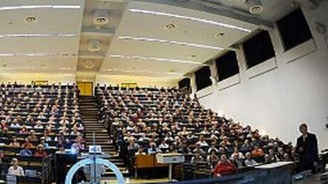 Kelas di Universitas Frankfurt, Jerman, penuh sesak mahasiswa