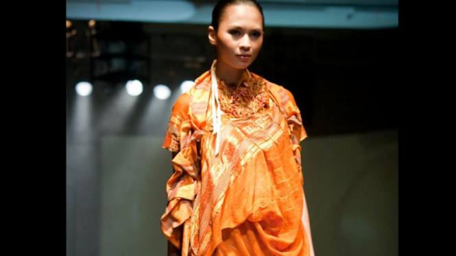Busana karya Carmanita dalam Jakarta Fashion and Food Festival 2011