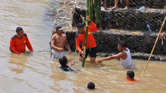 Pencarian siswa hanyut di sungai