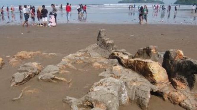 Batu Malin Kundang, di Pantai Air Manis, Padang