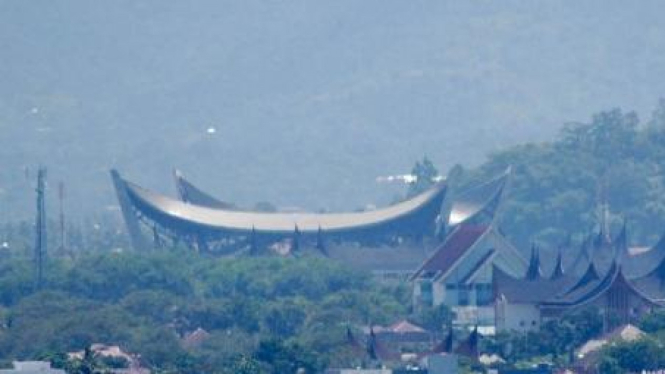 Masjid Raya Sumatera Barat terlihat dari Bukit Gado-gado, Padang