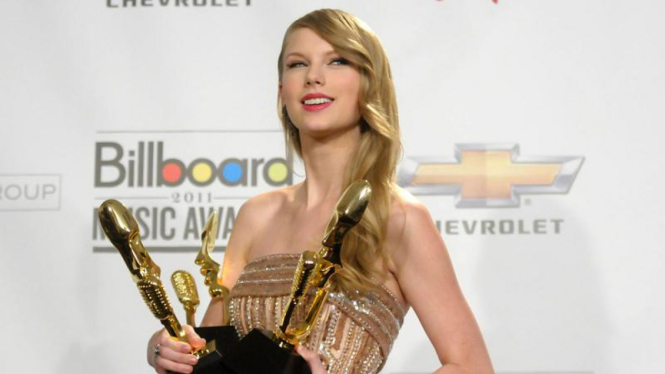 Taylor Swift menerima penghargaan Billboard Music Awards 2011
