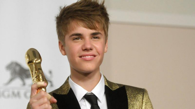 Justin Bieber menerima penghargaan Billboard Music Awards 2011