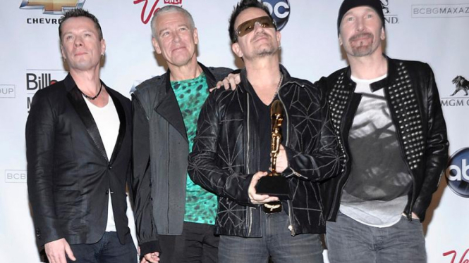 Band U2 menerima penghargaan Billboard Music Awards 2011