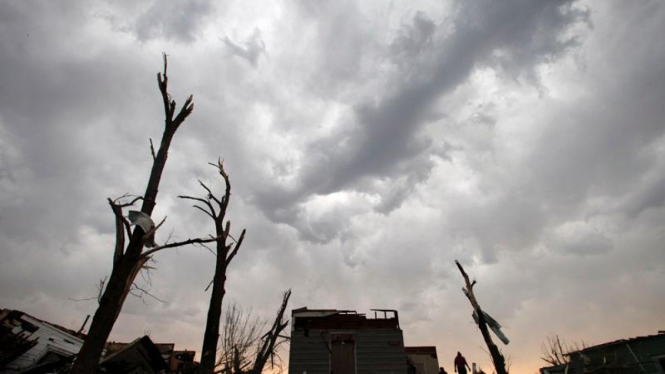 Sisa-sisa tornado di Joplin , Missouri