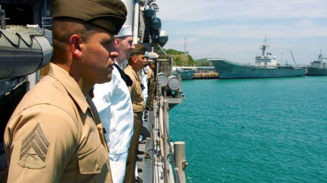 Sailors and Marines aboard USS Tortuga (LSD 46) 