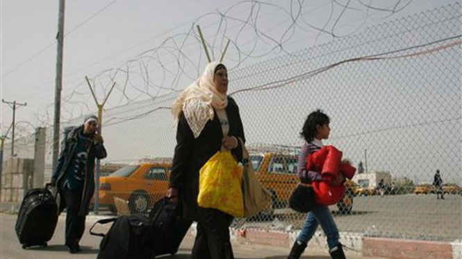 Warga Palestina melintasi pos perbatasan Rafah