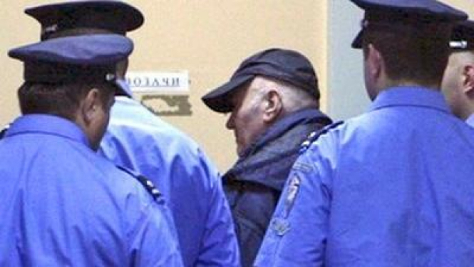 Ratko Mladic saat dibawa ke Pengadilan Beograd