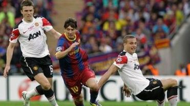 Lionel Messi (tengah) diapit dua pemain MU