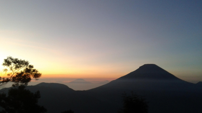 Dieng: Sunrise Dilihat dari Bukit Sinukir