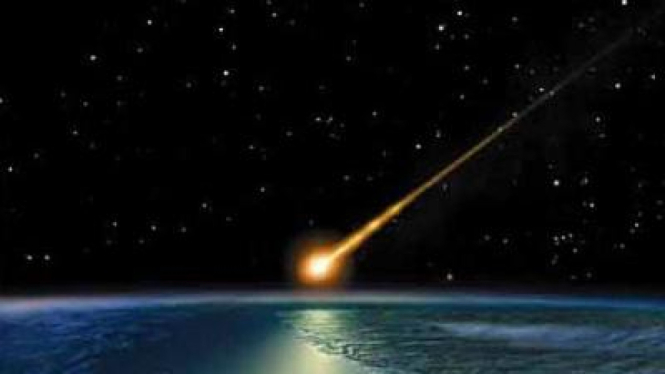 Meteor jatuh ke bumi.